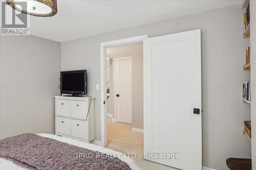 1493 Queensbury Crescent, Oakville, ON - Indoor Photo Showing Bedroom