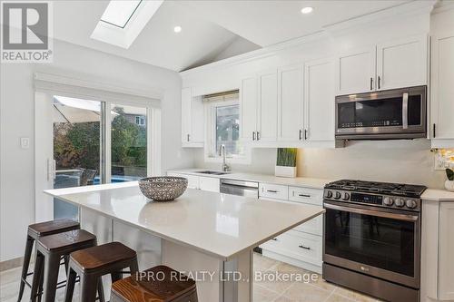 1493 Queensbury Crescent, Oakville, ON - Indoor Photo Showing Kitchen With Upgraded Kitchen