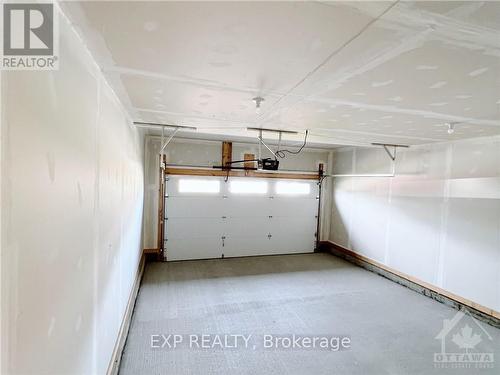 554 Tenor Ridge, Ottawa, ON - Indoor Photo Showing Garage