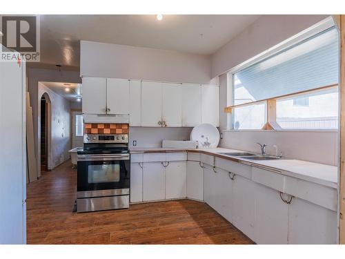 1833 Third Avenue, Trail, BC - Indoor Photo Showing Kitchen With Double Sink