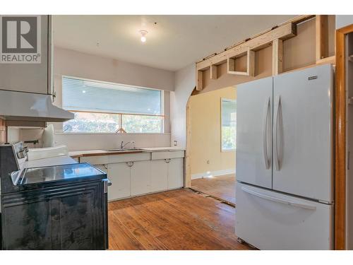 1833 Third Avenue, Trail, BC - Indoor Photo Showing Kitchen