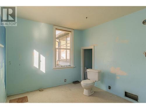 1833 Third Avenue, Trail, BC - Indoor Photo Showing Bathroom