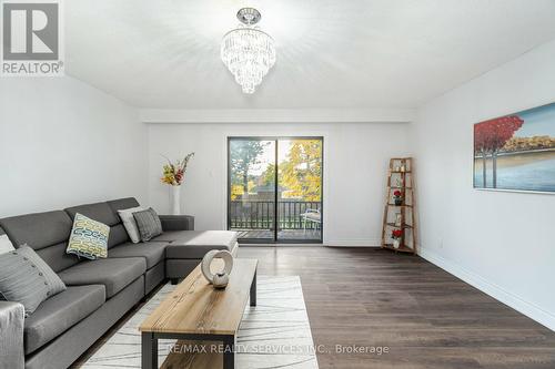 98 Simmons Boulevard, Brampton, ON - Indoor Photo Showing Living Room