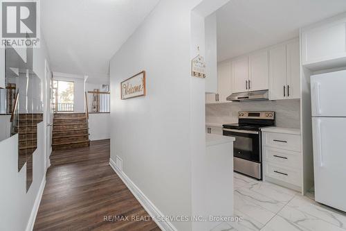 98 Simmons Boulevard, Brampton, ON - Indoor Photo Showing Kitchen