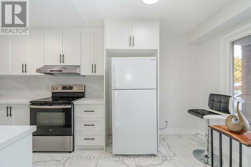 98 Simmons Boulevard, Brampton, ON - Indoor Photo Showing Kitchen