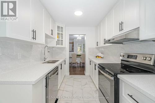 98 Simmons Boulevard, Brampton, ON - Indoor Photo Showing Kitchen With Double Sink With Upgraded Kitchen