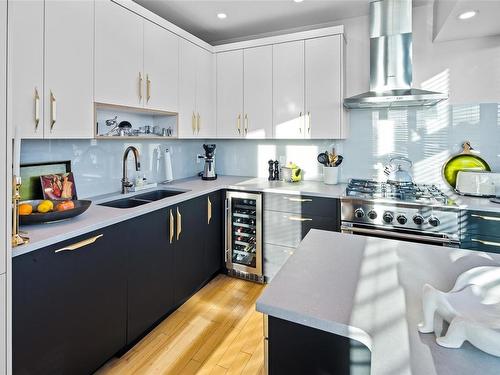 310-21 Erie St, Victoria, BC - Indoor Photo Showing Kitchen With Double Sink With Upgraded Kitchen