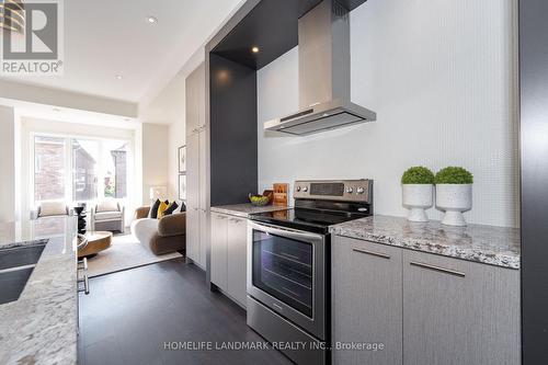 118 Genuine Lane, Richmond Hill, ON - Indoor Photo Showing Kitchen