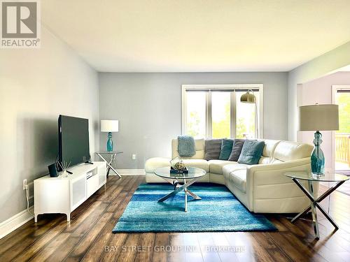 712 Dominion Road, Fort Erie, ON - Indoor Photo Showing Living Room