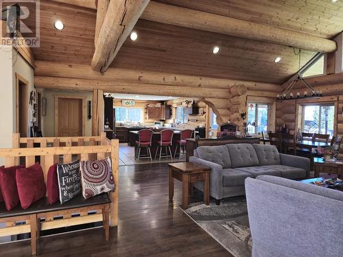 5373 Kallum Drive, 108 Mile Ranch, BC - Indoor Photo Showing Living Room