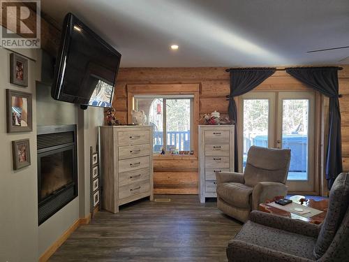 5373 Kallum Drive, 108 Mile Ranch, BC - Indoor Photo Showing Living Room With Fireplace