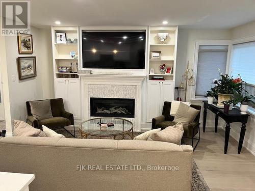 431 Paliser Crescent S, Richmond Hill, ON - Indoor Photo Showing Living Room With Fireplace