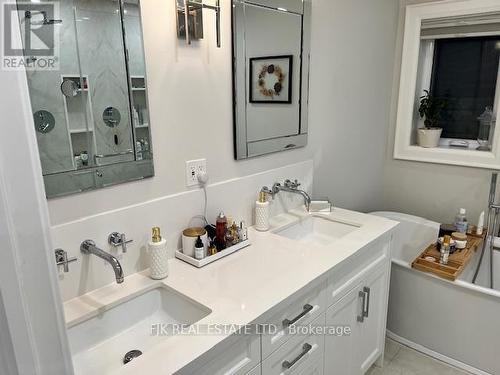 431 Paliser Crescent S, Richmond Hill, ON - Indoor Photo Showing Bathroom