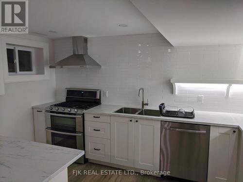 431 Paliser Crescent S, Richmond Hill, ON - Indoor Photo Showing Kitchen With Double Sink