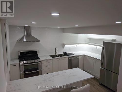 431 Paliser Crescent S, Richmond Hill, ON - Indoor Photo Showing Kitchen With Double Sink