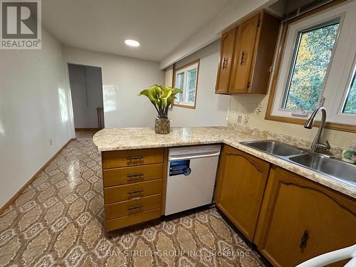 Upper - 1611 Lewes Way, Mississauga, ON - Indoor Photo Showing Kitchen With Double Sink