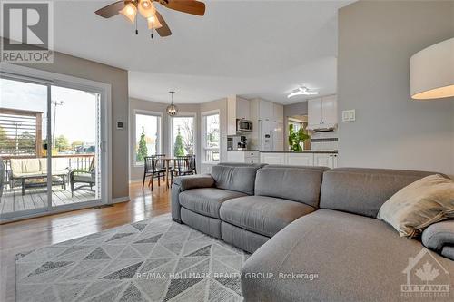 112 Tweed Crescent, Russell, ON - Indoor Photo Showing Living Room