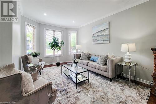 56 Bosworth Street, Hamilton, ON - Indoor Photo Showing Living Room