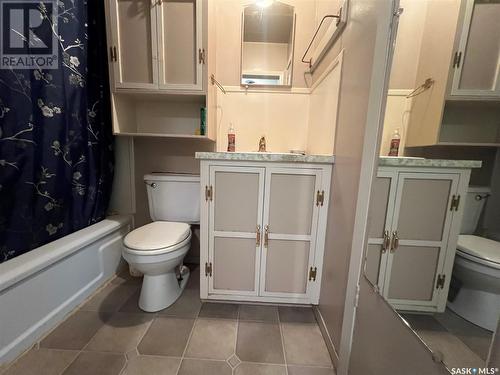 183 5Th Avenue W, Central Butte, SK - Indoor Photo Showing Bathroom