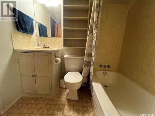 183 5Th Avenue W, Central Butte, SK - Indoor Photo Showing Bathroom