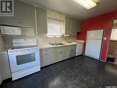 183 5Th Avenue W, Central Butte, SK - Indoor Photo Showing Kitchen With Double Sink