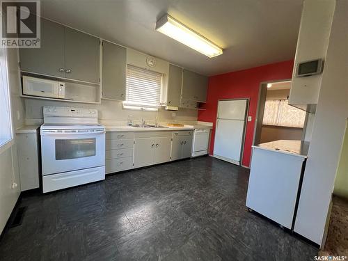 183 5Th Avenue W, Central Butte, SK - Indoor Photo Showing Kitchen With Double Sink