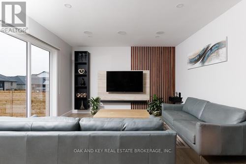 62 Crestview Drive, Middlesex Centre (Komoka), ON - Indoor Photo Showing Living Room