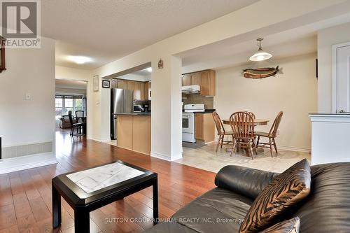 86 Gas Lamp Lane, Markham, ON - Indoor Photo Showing Living Room