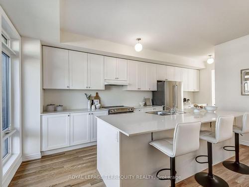 10 Cunliffe Lane W, Ajax, ON - Indoor Photo Showing Kitchen With Double Sink With Upgraded Kitchen