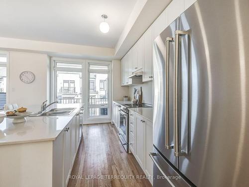 10 Cunliffe Lane W, Ajax, ON - Indoor Photo Showing Kitchen With Double Sink With Upgraded Kitchen