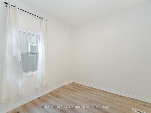 35 Britannia Ave, Hamilton, ON - Indoor Photo Showing Living Room