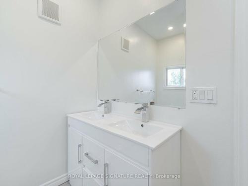 35 Britannia Ave, Hamilton, ON - Indoor Photo Showing Bathroom