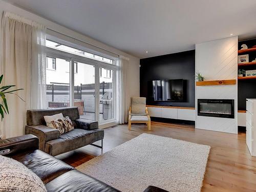 Salon - 191 Rue D'Ambre, Candiac, QC - Indoor Photo Showing Living Room With Fireplace