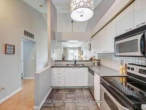 155-85 Bristol Rd E, Mississauga, ON - Indoor Photo Showing Kitchen With Double Sink