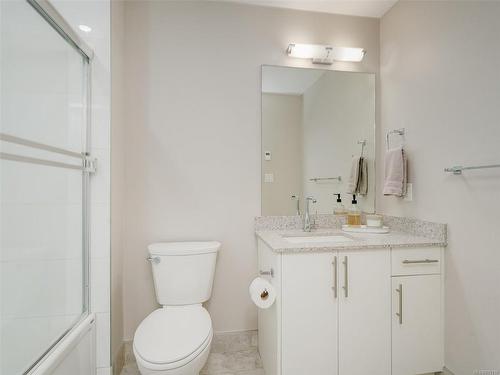 303-1018 Inverness Rd, Saanich, BC - Indoor Photo Showing Bathroom