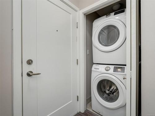 303-1018 Inverness Rd, Saanich, BC - Indoor Photo Showing Laundry Room