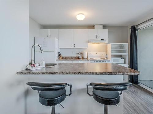 309-1165 Resort Dr, Parksville, BC - Indoor Photo Showing Kitchen