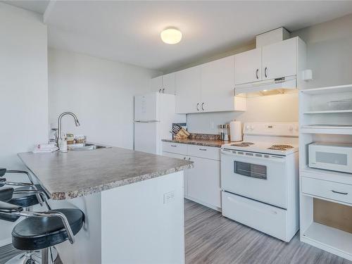 309-1165 Resort Dr, Parksville, BC - Indoor Photo Showing Kitchen