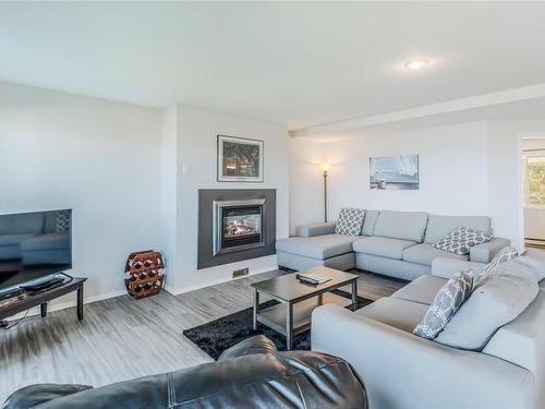 309-1165 Resort Dr, Parksville, BC - Indoor Photo Showing Living Room With Fireplace