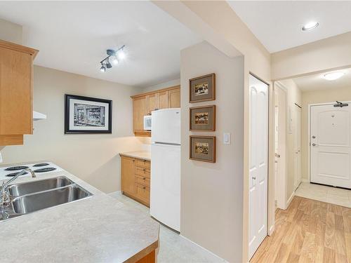 303-5660 Edgewater Lane, Nanaimo, BC - Indoor Photo Showing Kitchen With Double Sink