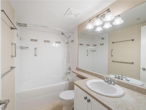 303-5660 Edgewater Lane, Nanaimo, BC - Indoor Photo Showing Bathroom