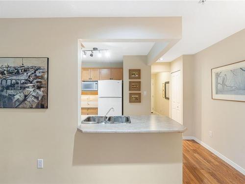 303-5660 Edgewater Lane, Nanaimo, BC - Indoor Photo Showing Kitchen