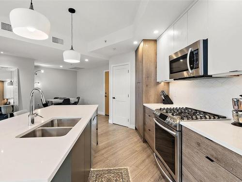 410-950 Whirlaway Cres, Langford, BC - Indoor Photo Showing Kitchen With Double Sink With Upgraded Kitchen