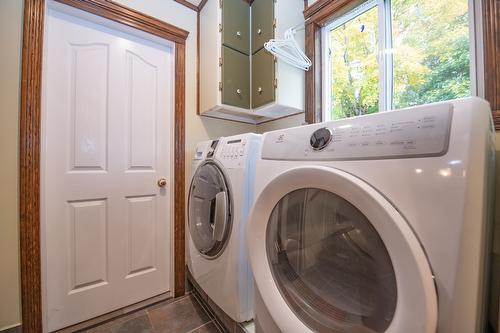 2901 26 Street, Vernon, BC - Indoor Photo Showing Laundry Room