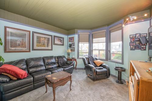 2901 26 Street, Vernon, BC - Indoor Photo Showing Living Room