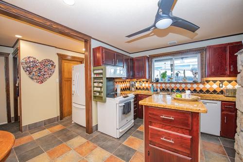 2901 26 Street, Vernon, BC - Indoor Photo Showing Kitchen