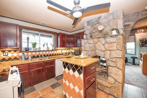 2901 26 Street, Vernon, BC - Indoor Photo Showing Kitchen