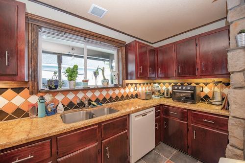 2901 26 Street, Vernon, BC - Indoor Photo Showing Kitchen With Double Sink