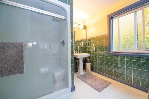 2901 26 Street, Vernon, BC - Indoor Photo Showing Bathroom