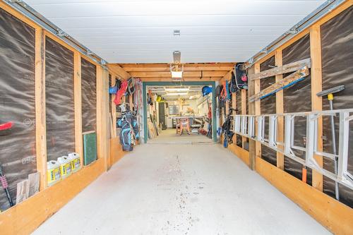 2901 26 Street, Vernon, BC - Indoor Photo Showing Garage